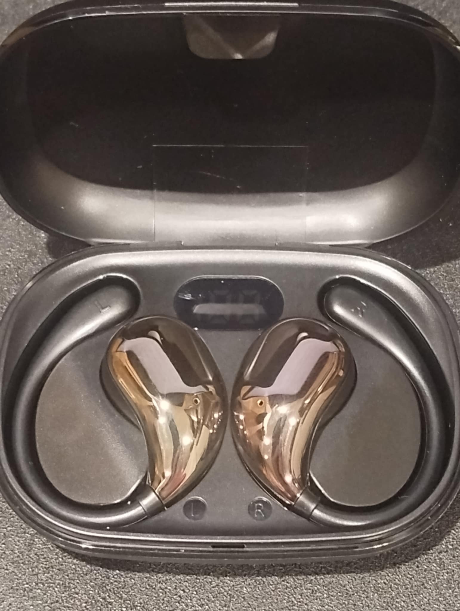 オープンイヤー型イヤホン